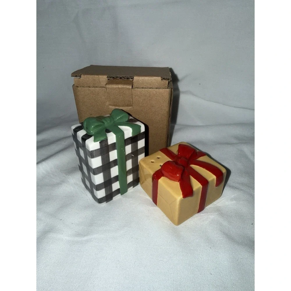 Hallmark Salt‎ and Pepper Shakers Ceramic Christmas Presents Wrapped Gift Boxes